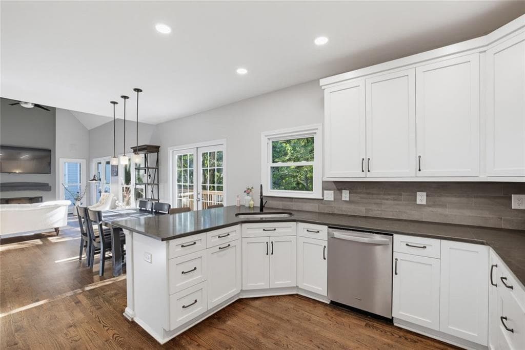 5 bedroom, 4 bathroom, 3,640 sq ft single family residence under contract at 4535 Village Springs Run, Atlanta, GA 30338 — photo 10