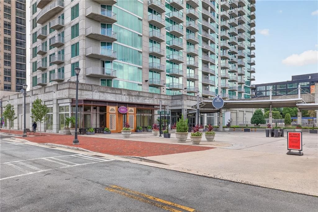 2 bedroom, 2 bathroom, 1,045 sq ft condominium for sale at 361 17th Street 1022, Atlanta, GA 30363 — photo 2
