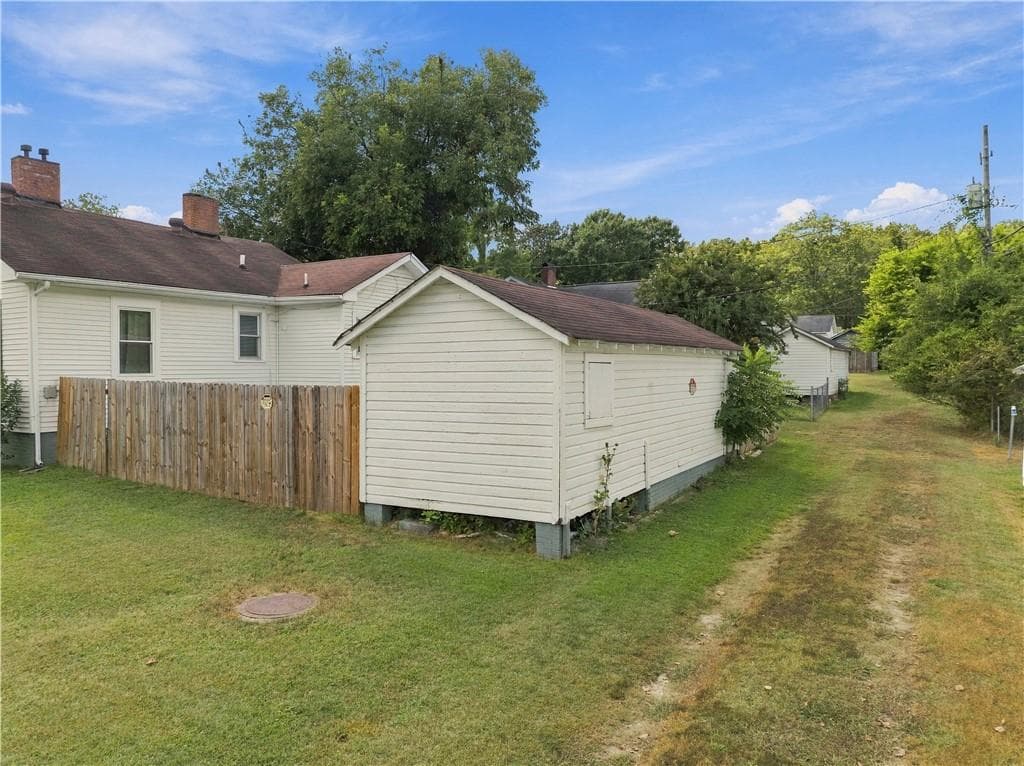 2 bedroom, 1 bathroom single family residence for sale at 5 S 4th Street, Lindale, GA 30147 — photo 4