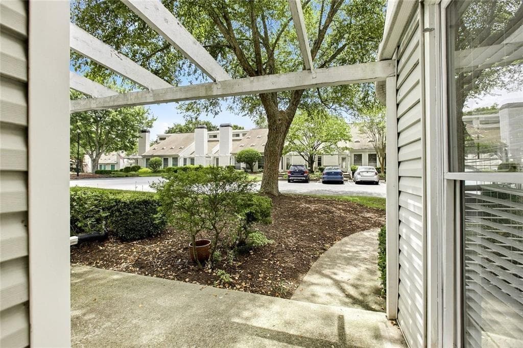 2 bedroom, 2 bathroom, 1,241 sq ft condominium for sale at 1527 Planters Ridge Lane, Alpharetta, GA 30004 — photo 6