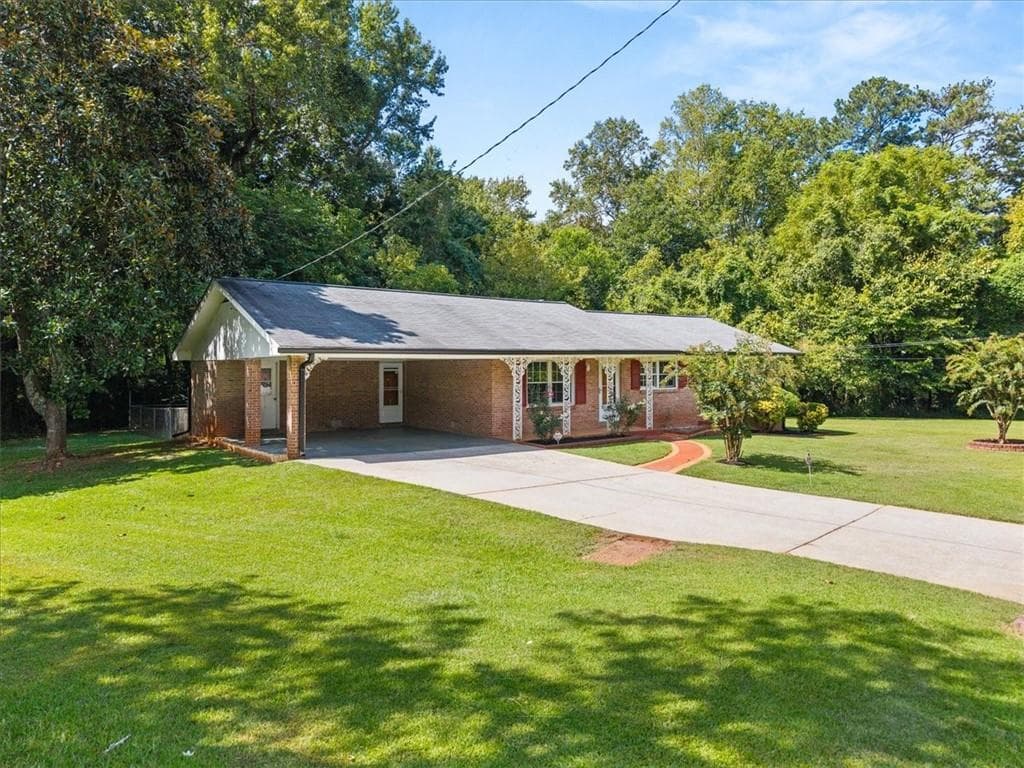 3 bedroom, 2 bathroom, 1,379 sq ft single family residence for sale at 3961 Camelot Court, Tucker, GA 30084 — photo 2