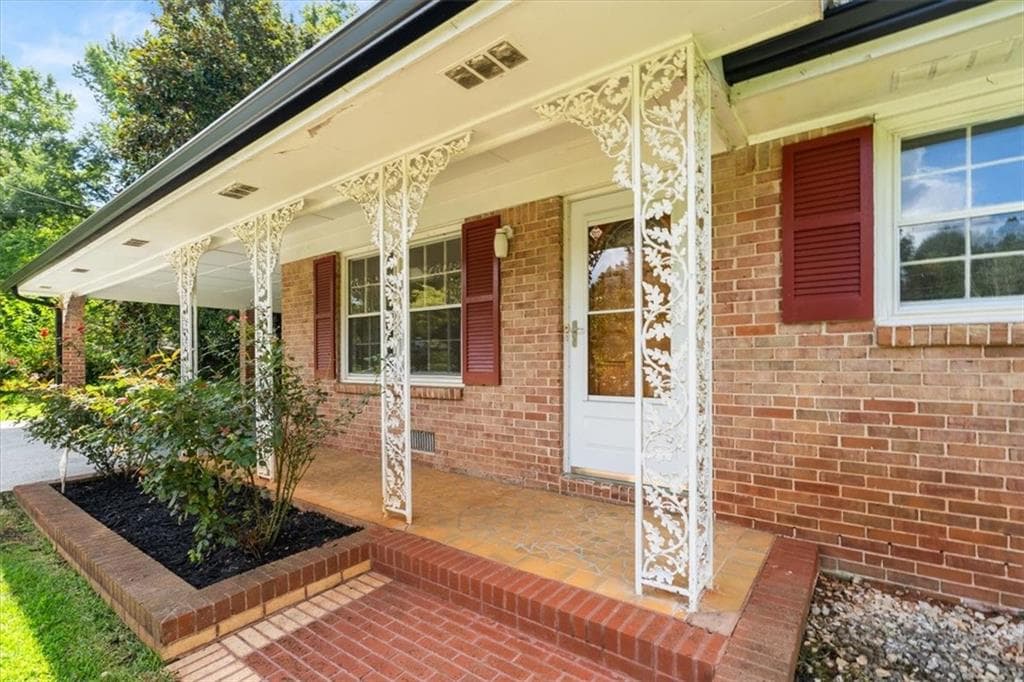 3 bedroom, 2 bathroom, 1,379 sq ft single family residence for sale at 3961 Camelot Court, Tucker, GA 30084 — photo 3