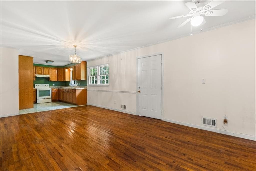3 bedroom, 2 bathroom, 1,379 sq ft single family residence for sale at 3961 Camelot Court, Tucker, GA 30084 — photo 6