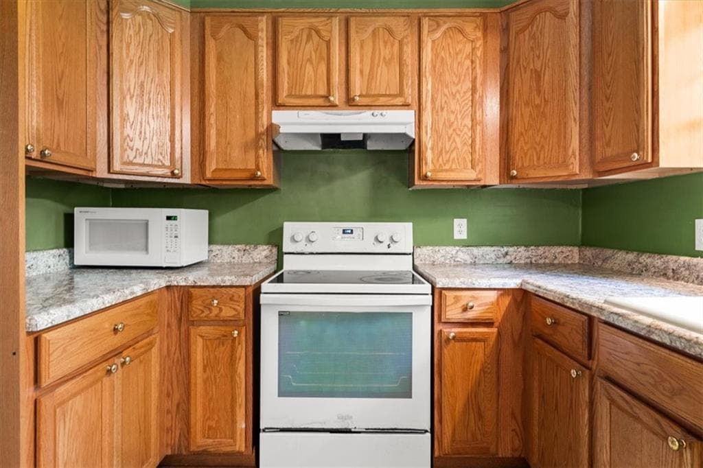 3 bedroom, 2 bathroom, 1,379 sq ft single family residence for sale at 3961 Camelot Court, Tucker, GA 30084 — photo 8