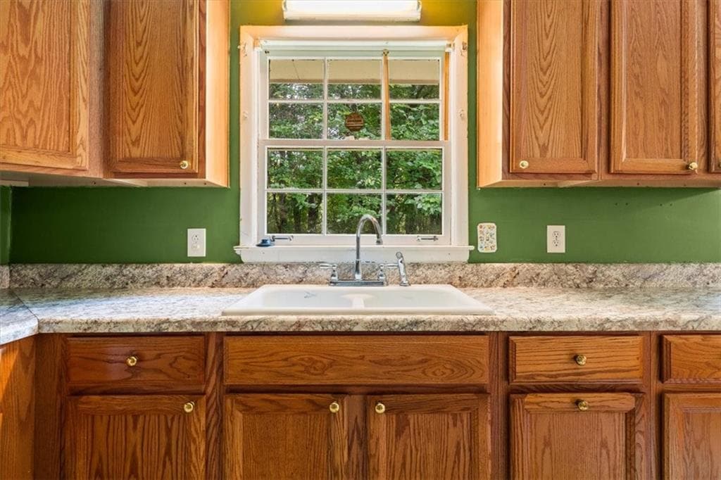 3 bedroom, 2 bathroom, 1,379 sq ft single family residence for sale at 3961 Camelot Court, Tucker, GA 30084 — photo 9