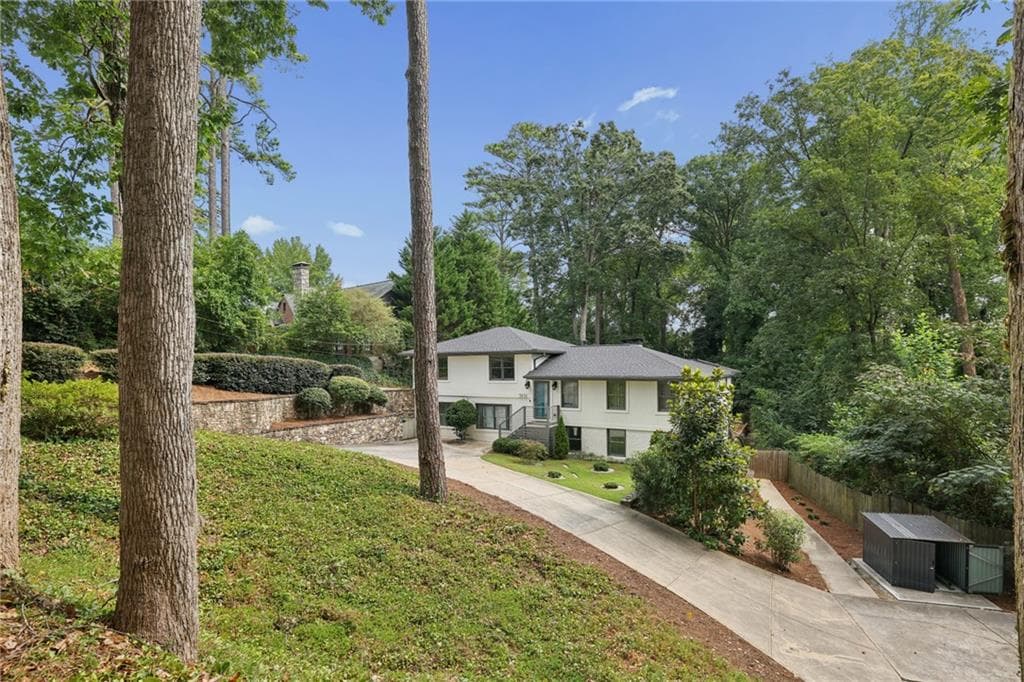 6 bedroom, 4 bathroom, 2,855 sq ft single family residence for sale at 3131 Dale Drive, Atlanta, GA 30305 — photo 3
