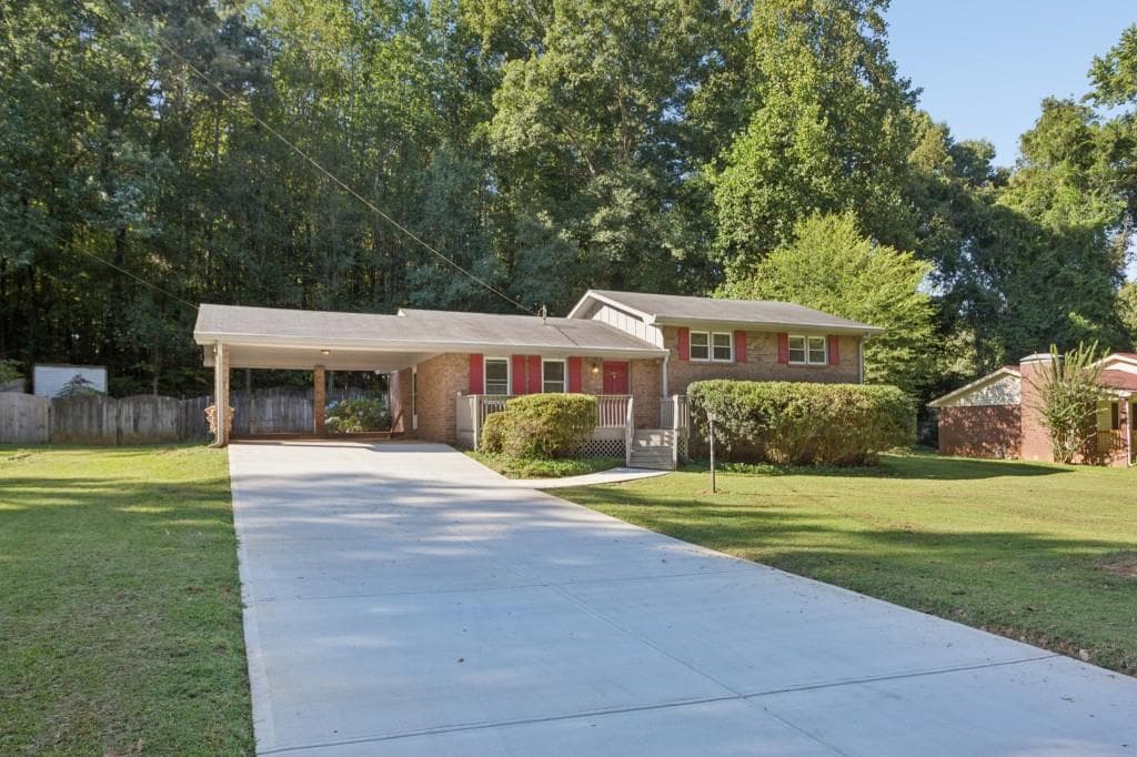 3 bedroom, 2 bathroom, 1,835 sq ft single family residence under contract at 6684 Redwood Drive, Douglasville, GA 30135 — photo 2