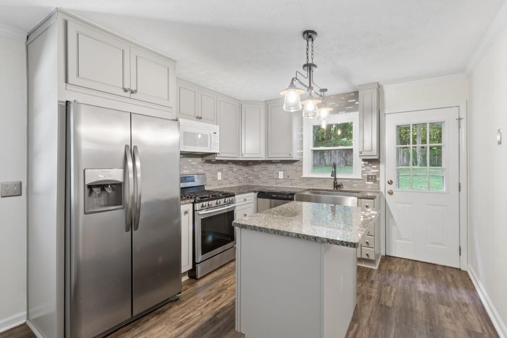 3 bedroom, 2 bathroom, 1,835 sq ft single family residence under contract at 6684 Redwood Drive, Douglasville, GA 30135 — photo 6
