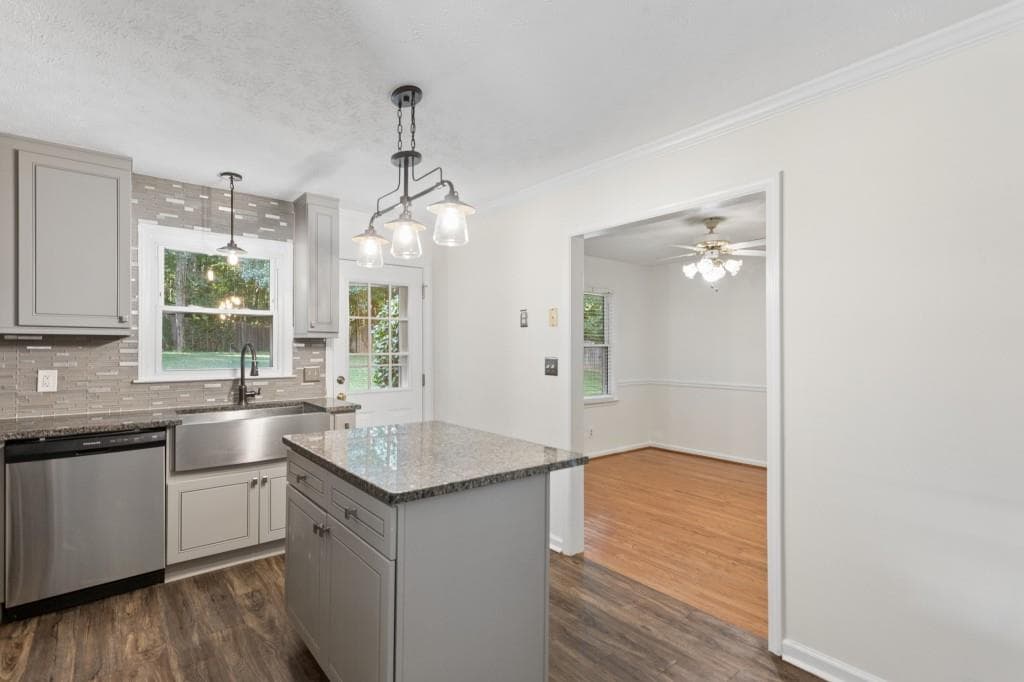 3 bedroom, 2 bathroom, 1,835 sq ft single family residence under contract at 6684 Redwood Drive, Douglasville, GA 30135 — photo 7