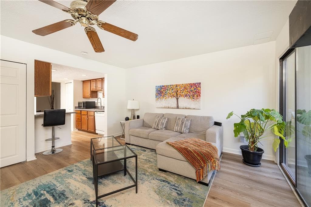 3 bedroom, 3 bathroom, 1,724 sq ft townhouse for sale at 2702 Meadow Mere, Atlanta, GA 30341 — photo 3