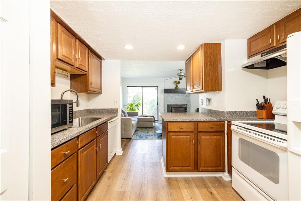 3 bedroom, 3 bathroom, 1,724 sq ft townhouse for sale at 2702 Meadow Mere, Atlanta, GA 30341 — photo 5