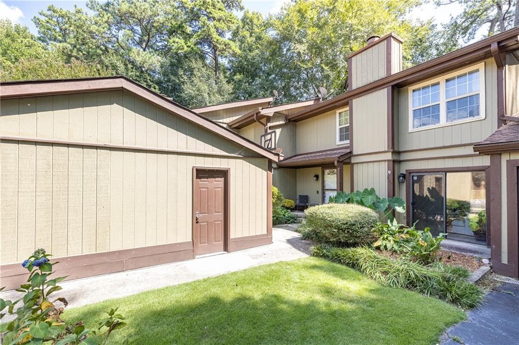 3 bedroom, 3 bathroom, 1,724 sq ft townhouse for sale at 2702 Meadow Mere, Atlanta, GA 30341 — photo 1 of 28