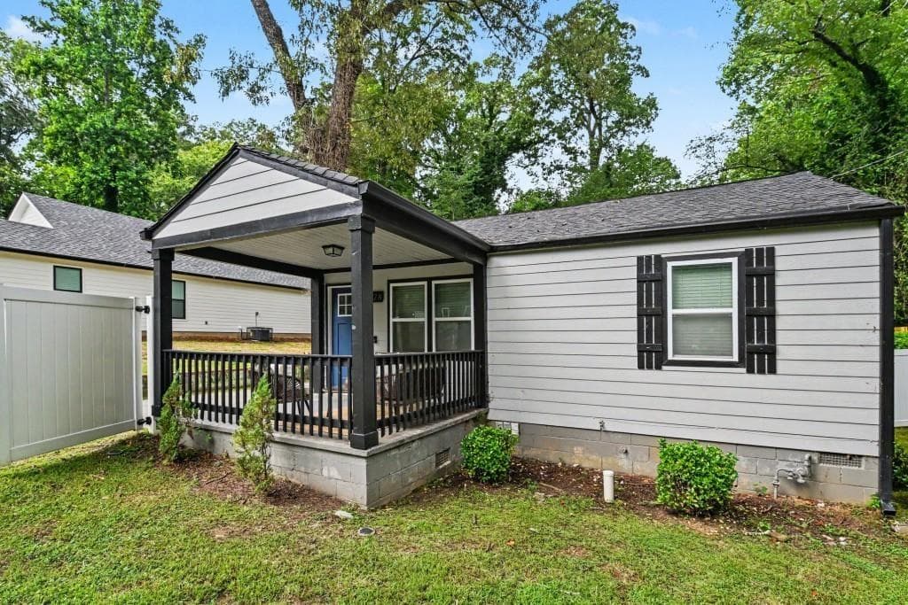 3 bedroom, 2 bathroom, 1,189 sq ft single family residence for sale at 678 Commercial, Atlanta, GA 30318 — photo 8