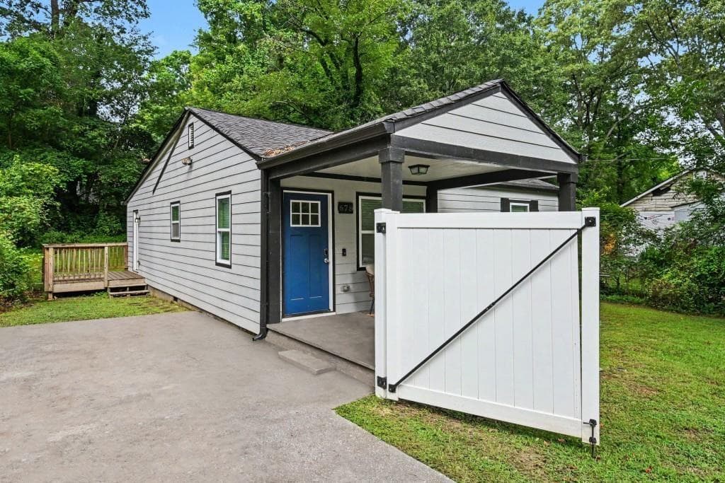 3 bedroom, 2 bathroom, 1,189 sq ft single family residence for sale at 678 Commercial, Atlanta, GA 30318 — photo 9