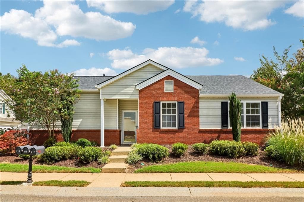 2 bedroom, 2 bathroom, 1,118 sq ft single family residence for sale at 213 W Oaks Place, Woodstock, GA 30188