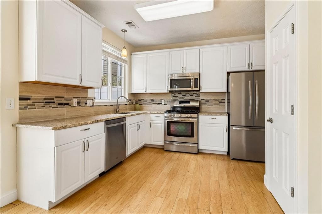 2 bedroom, 2 bathroom, 1,118 sq ft single family residence for sale at 213 W Oaks Place, Woodstock, GA 30188 — photo 3