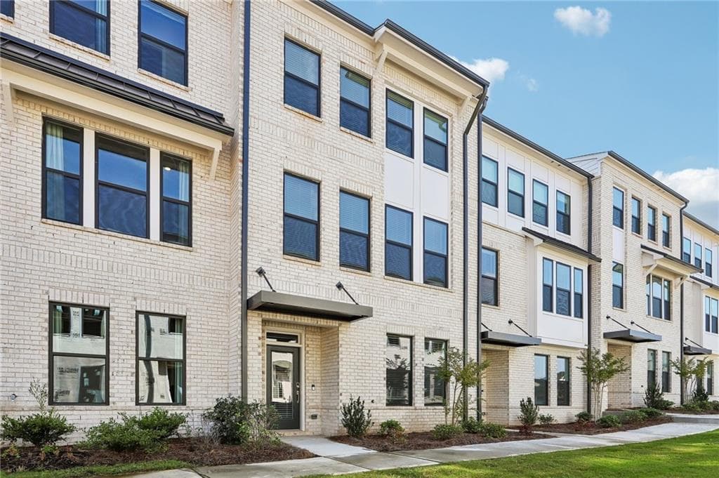 4 bedroom, 4 bathroom, 2,359 sq ft townhouse for sale at 623 Oak Bluff Drive, Cumming, GA 30040