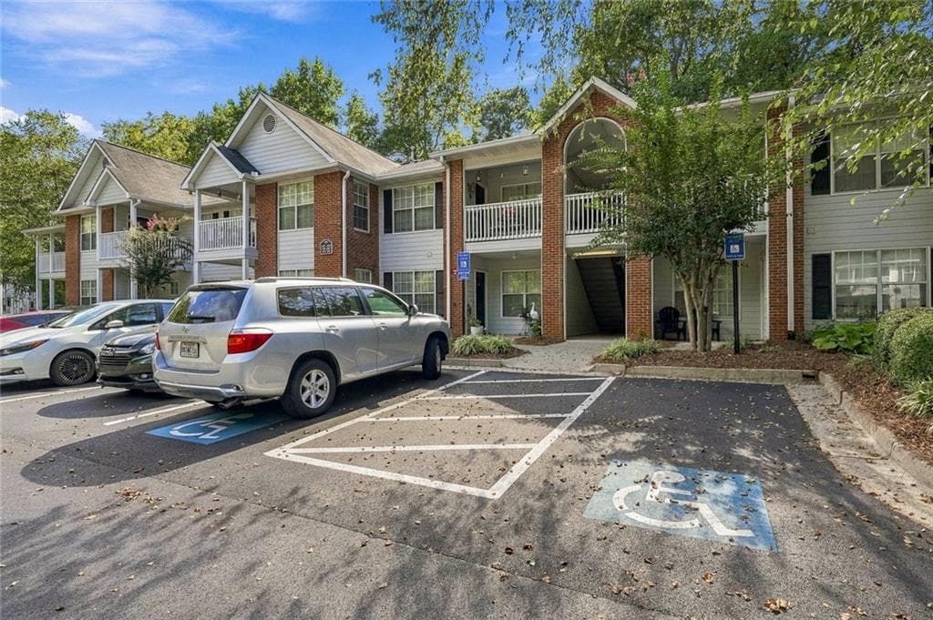 2 bedroom, 2 bathroom, 1,254 sq ft condominium for sale at 305 Streamside Drive, Roswell, GA 30076 — photo 2