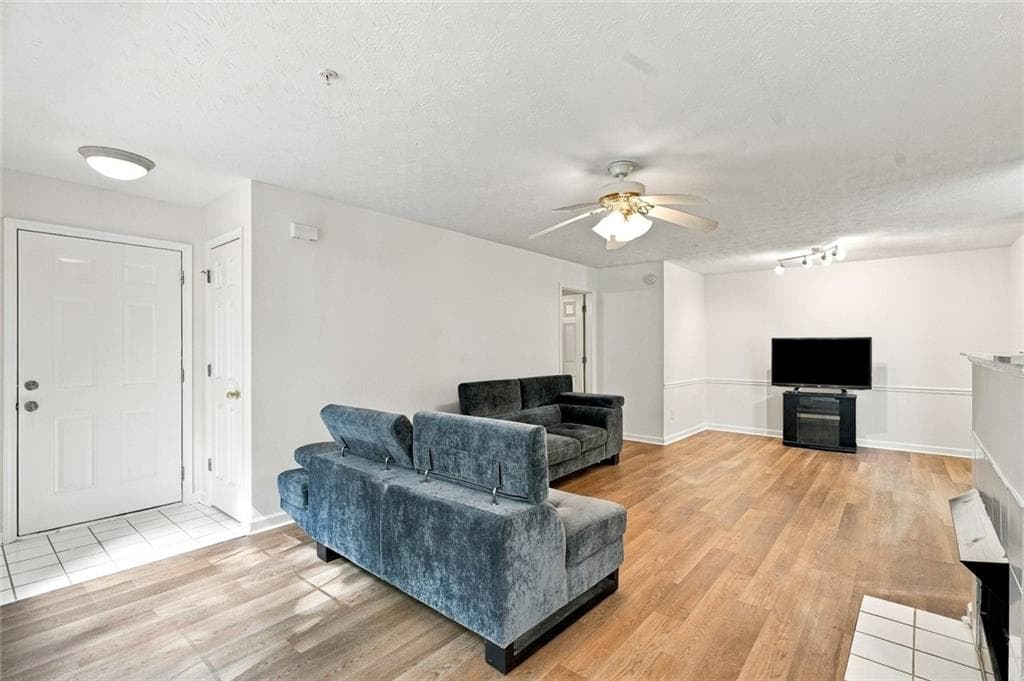 2 bedroom, 2 bathroom, 1,254 sq ft condominium for sale at 305 Streamside Drive, Roswell, GA 30076 — photo 8