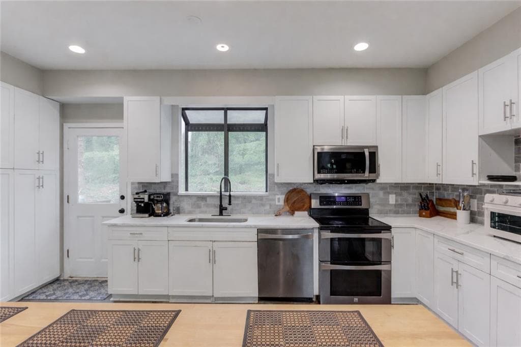 4 bedroom, 4 bathroom, 3,544 sq ft single family residence for sale at 8515 Lake Drive, Snellville, GA 30039 — photo 4