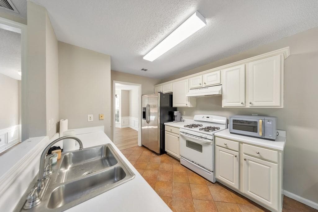 3 bedroom, 3 bathroom, 1,840 sq ft single family residence for sale at 170 Calborne Court, Johns Creek, GA 30005 — photo 7