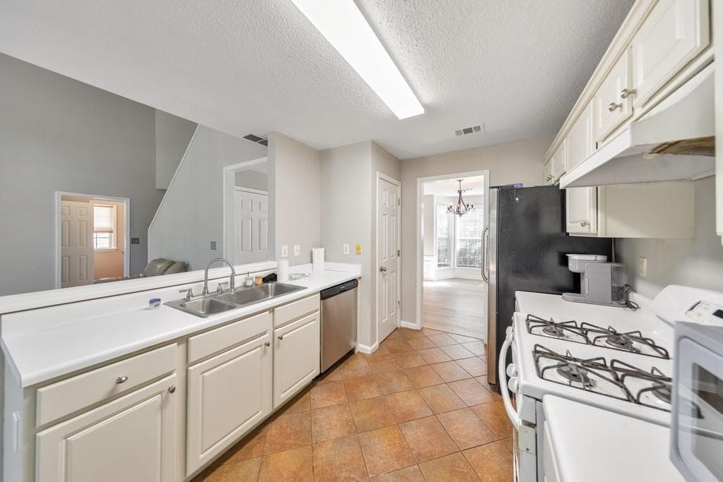 3 bedroom, 3 bathroom, 1,840 sq ft single family residence for sale at 170 Calborne Court, Johns Creek, GA 30005 — photo 8