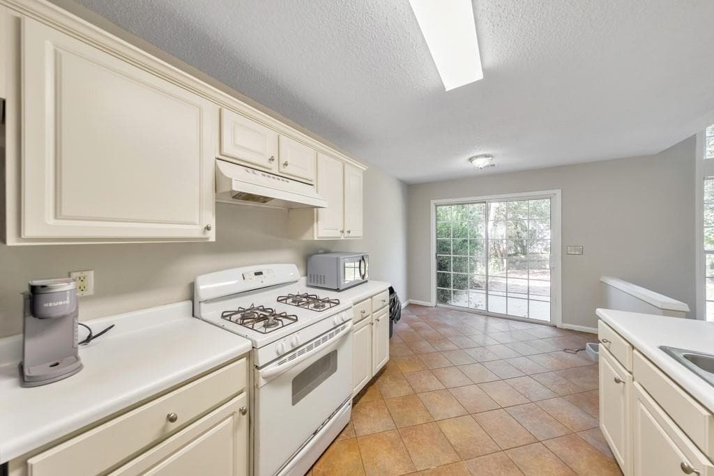 3 bedroom, 3 bathroom, 1,840 sq ft single family residence for sale at 170 Calborne Court, Johns Creek, GA 30005 — photo 9