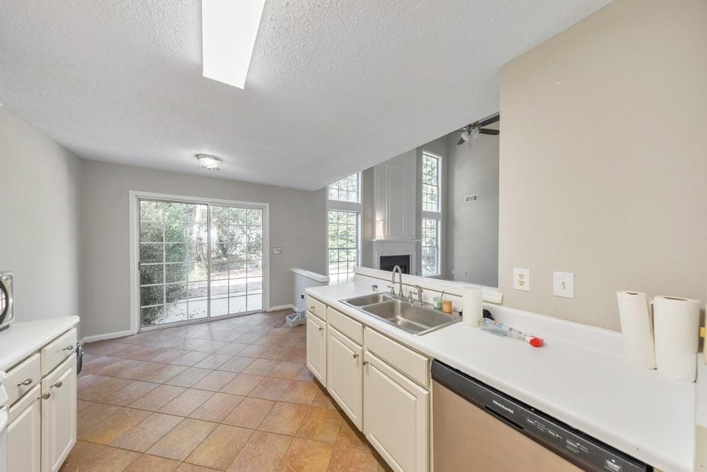 3 bedroom, 3 bathroom, 1,840 sq ft single family residence for sale at 170 Calborne Court, Johns Creek, GA 30005 — photo 10