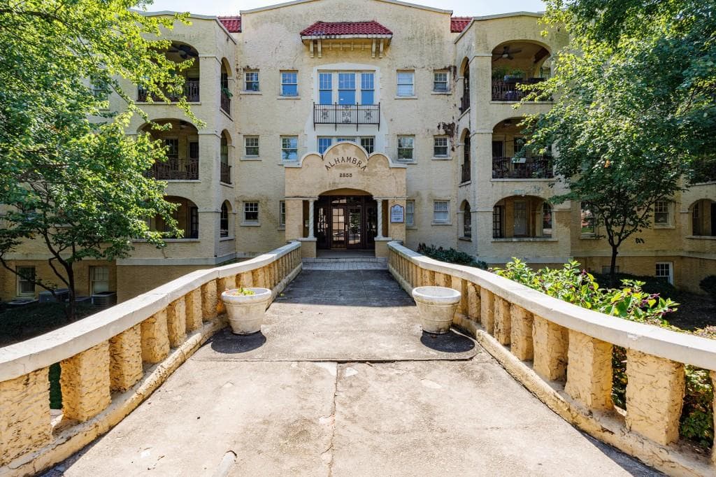 1 bedroom, 2 bathroom, 1,063 sq ft condominium for sale at 2855 Peachtree Road 116, Atlanta, GA 30305 — photo 4