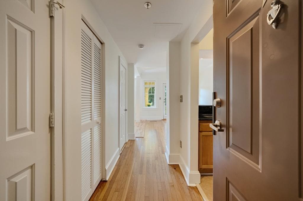 1 bedroom, 2 bathroom, 1,063 sq ft condominium for sale at 2855 Peachtree Road 116, Atlanta, GA 30305 — photo 5