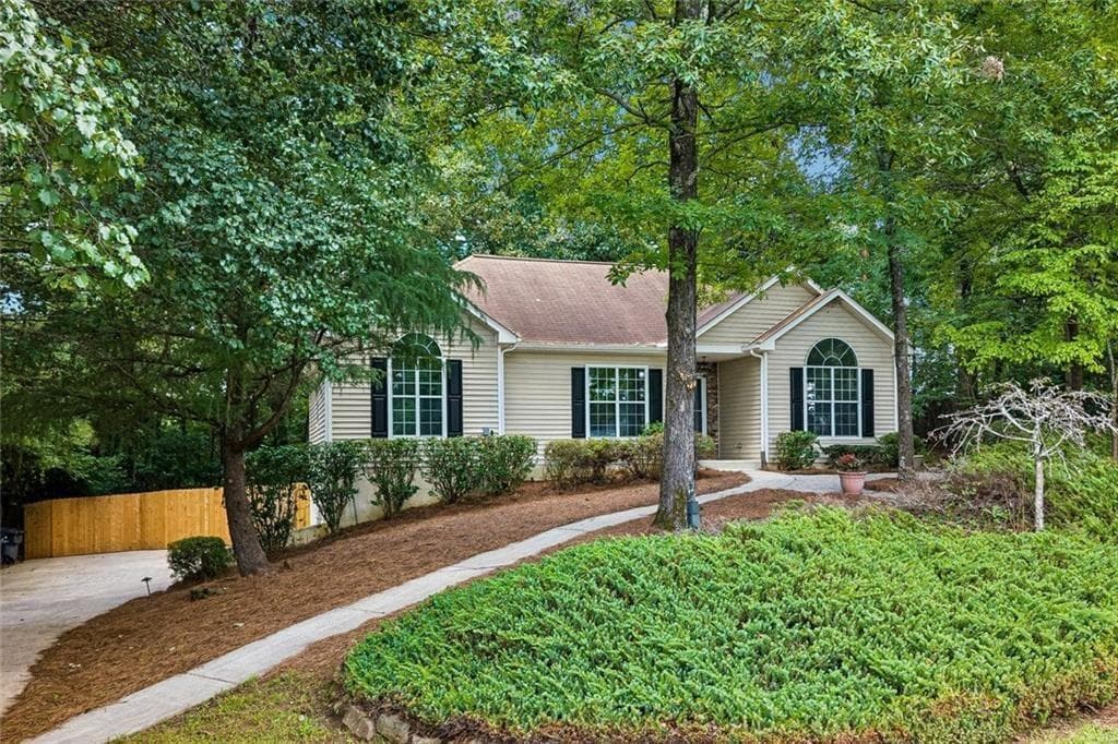 3 bedroom, 2 bathroom, 1,943 sq ft single family residence for sale at 6940 Shady Oak Lane, Cumming, GA 30040 — photo 3