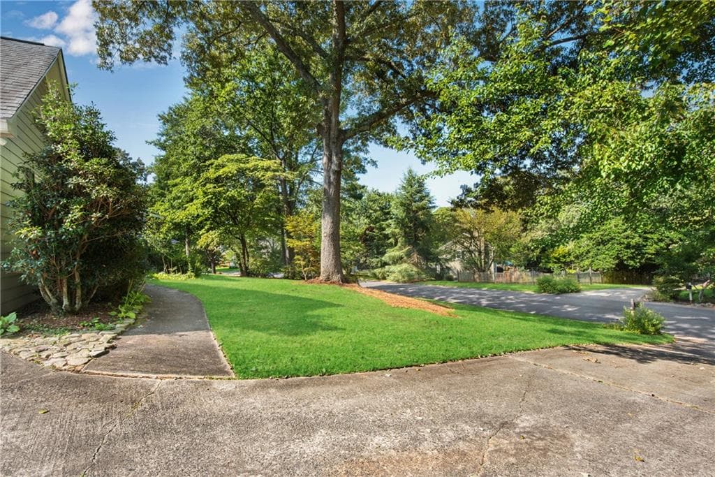 3 bedroom, 3 bathroom, 2,046 sq ft single family residence for sale at 1870 Beckett Drive, Marietta, GA 30062 — photo 4