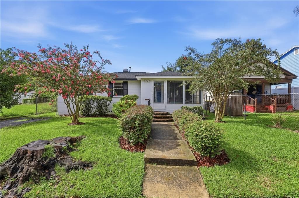 3 bedroom, 2 bathroom, 1,100 sq ft single family residence for sale at 1229 E Bolton Street, Savannah, GA 31404 — photo 2
