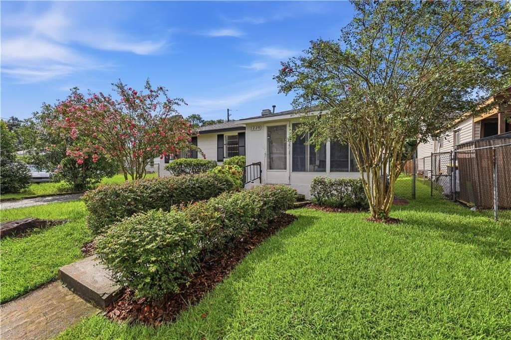 3 bedroom, 2 bathroom, 1,100 sq ft single family residence for sale at 1229 E Bolton Street, Savannah, GA 31404