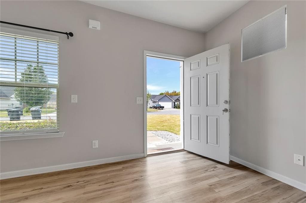 3 bedroom, 3 bathroom, 1,256 sq ft single family residence under contract at 105 Colonial Drive, Calhoun, GA 30701 — photo 5