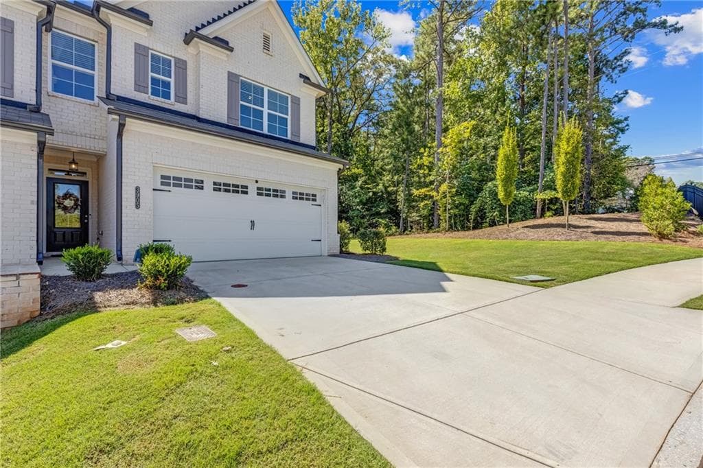3 bedroom, 3 bathroom, 1,910 sq ft townhouse under contract at 3905 Cavalier Way, Duluth, GA 30097 — photo 2