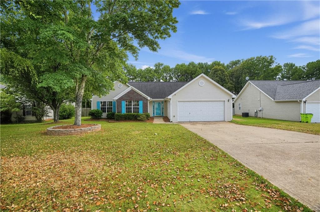 3 bedroom, 2 bathroom, 1,408 sq ft single family residence for sale at 116 Goldleaf Drive, Hampton, GA 30228 — photo 2