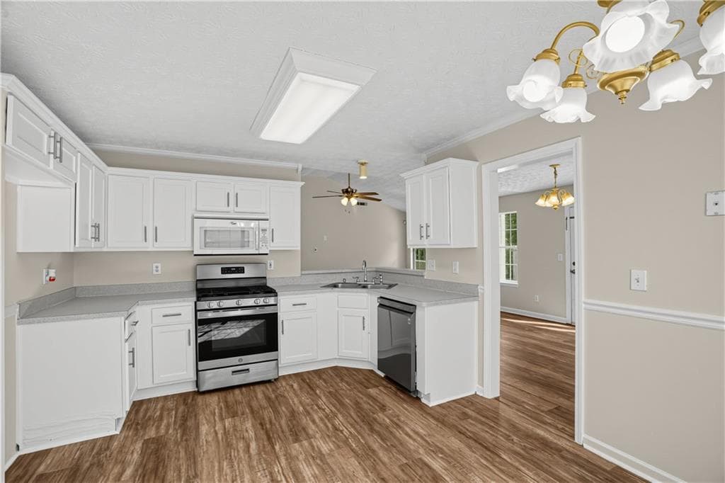 3 bedroom, 2 bathroom, 1,408 sq ft single family residence for sale at 116 Goldleaf Drive, Hampton, GA 30228 — photo 6