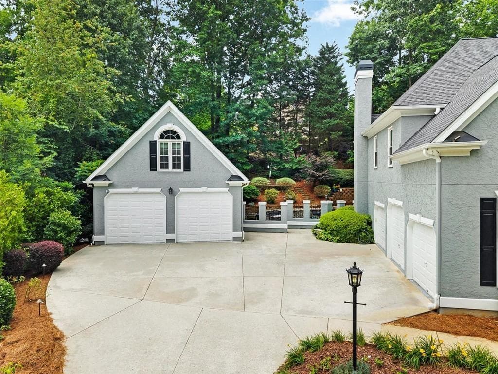 5 bedroom, 4 bathroom, 5,465 sq ft single family residence for sale at 5021 Towne Lake Hills, Woodstock, GA 30189 — photo 4