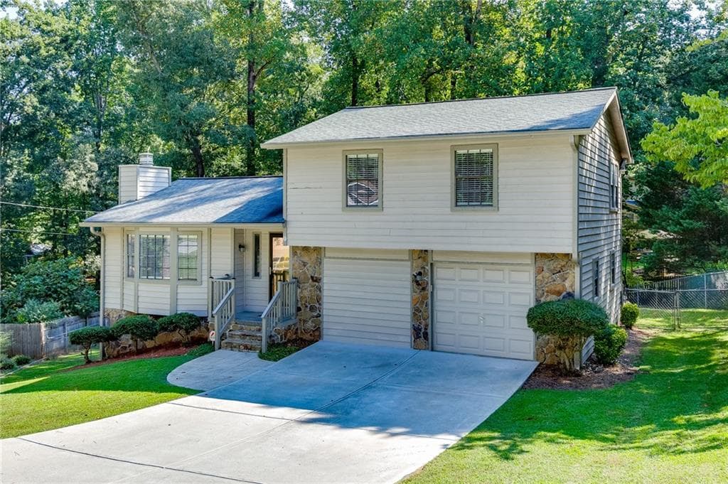 3 bedroom, 2 bathroom, 2,113 sq ft single family residence under contract at 978 Chartley Drive, Lilburn, GA 30047 — photo 2