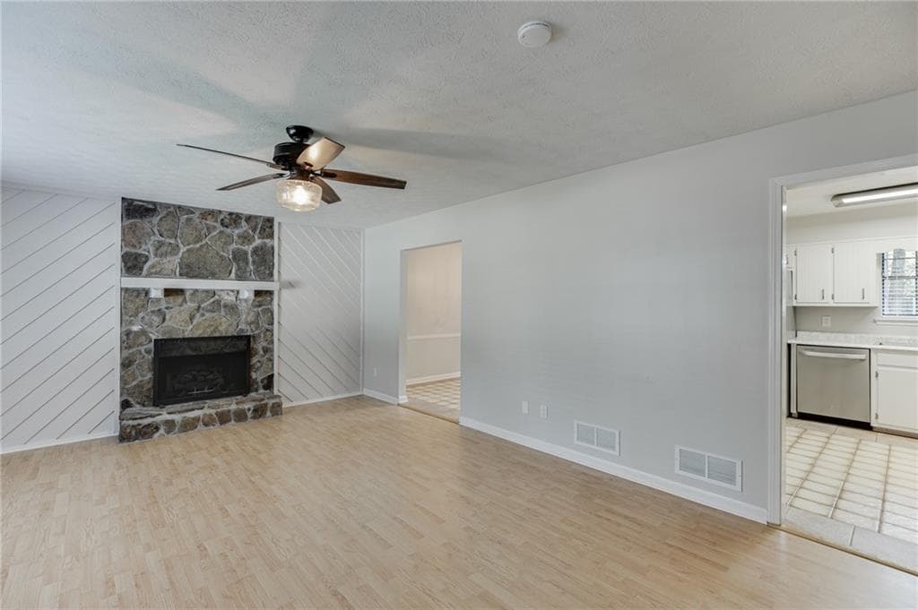 3 bedroom, 2 bathroom, 2,113 sq ft single family residence under contract at 978 Chartley Drive, Lilburn, GA 30047 — photo 3