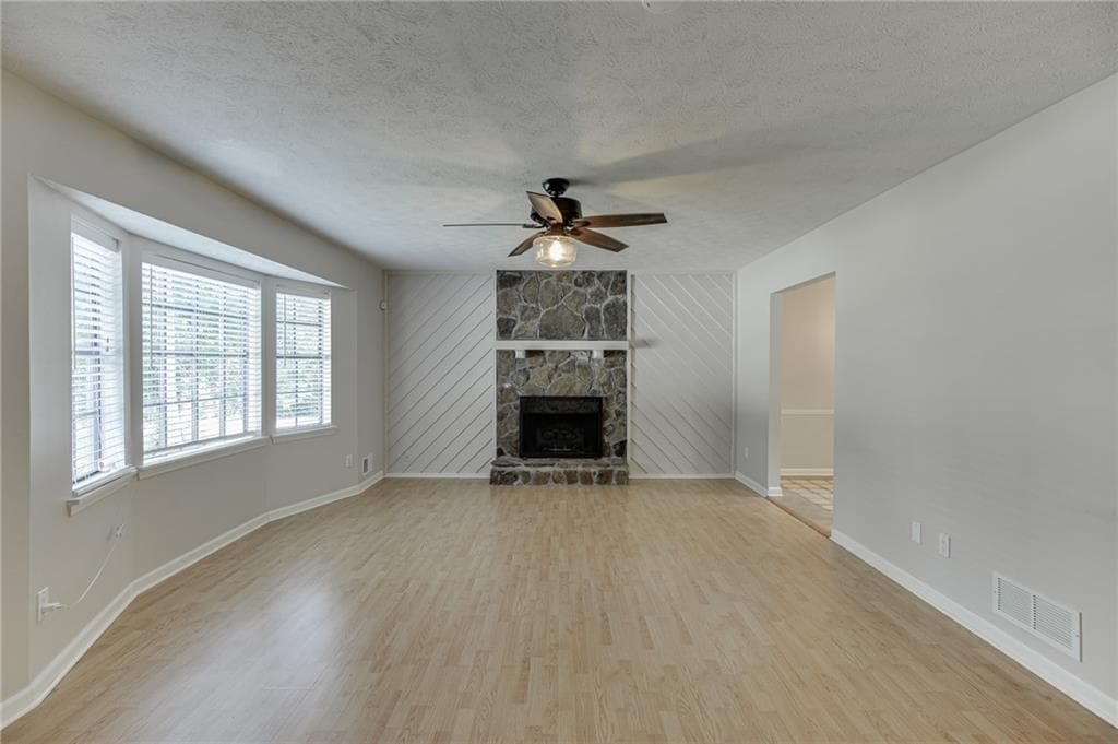 3 bedroom, 2 bathroom, 2,113 sq ft single family residence under contract at 978 Chartley Drive, Lilburn, GA 30047 — photo 4