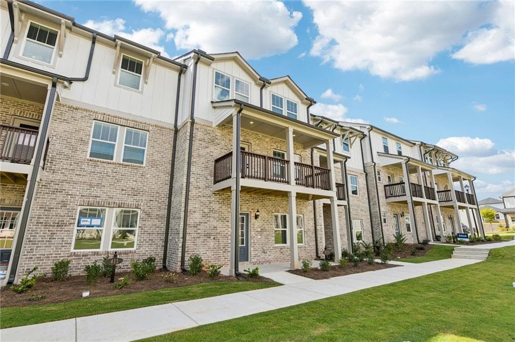 4 bedroom, 4 bathroom, 2,386 sq ft townhouse for sale at 431 Elise Way, Lawrenceville, GA 30045 — photo 3