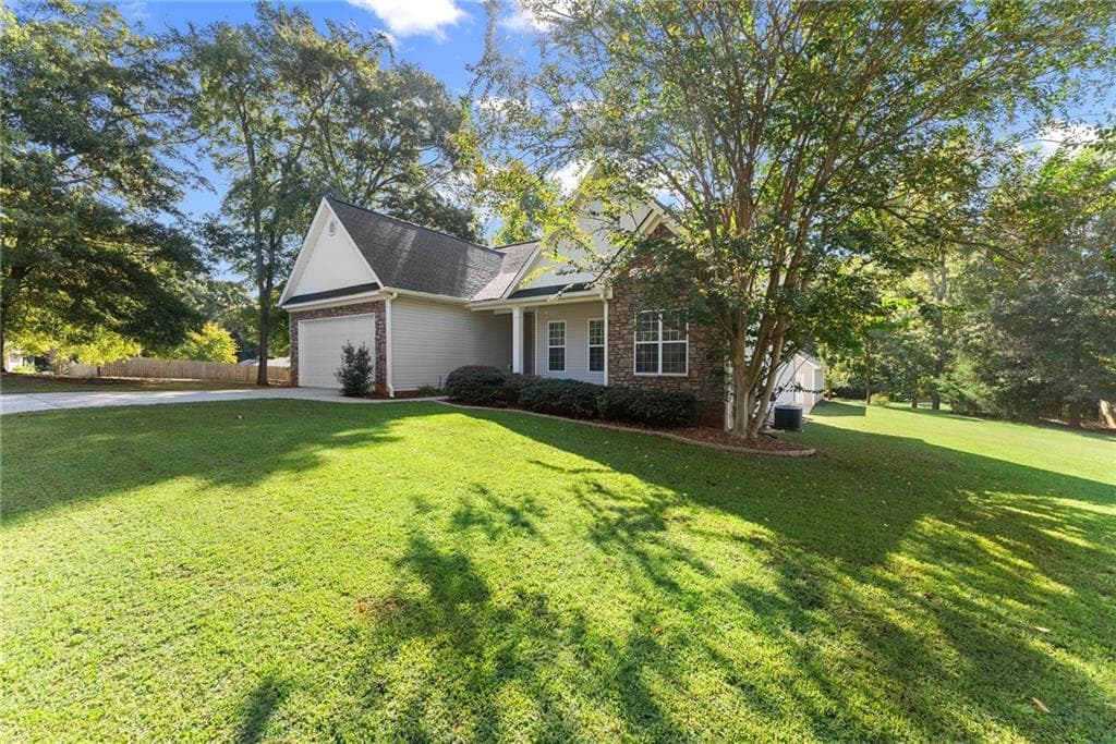 3 bedroom, 2 bathroom, 1,749 sq ft single family residence for sale at 27 Woods Way, Jefferson, GA 30549 — photo 3