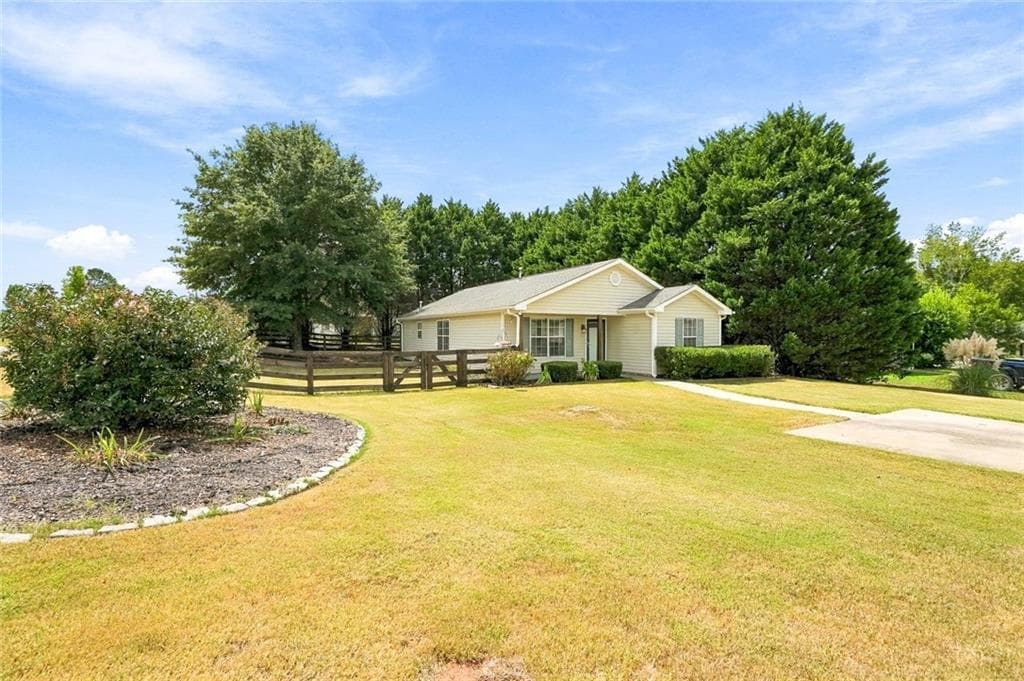 3 bedroom, 2 bathroom, 1,212 sq ft single family residence for sale at 306 Dove Point, Social Circle, GA 30025 — photo 2