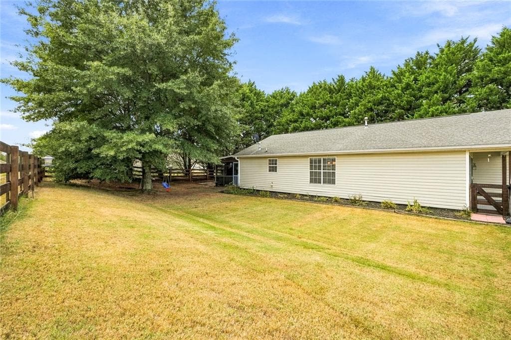 3 bedroom, 2 bathroom, 1,212 sq ft single family residence for sale at 306 Dove Point, Social Circle, GA 30025 — photo 3