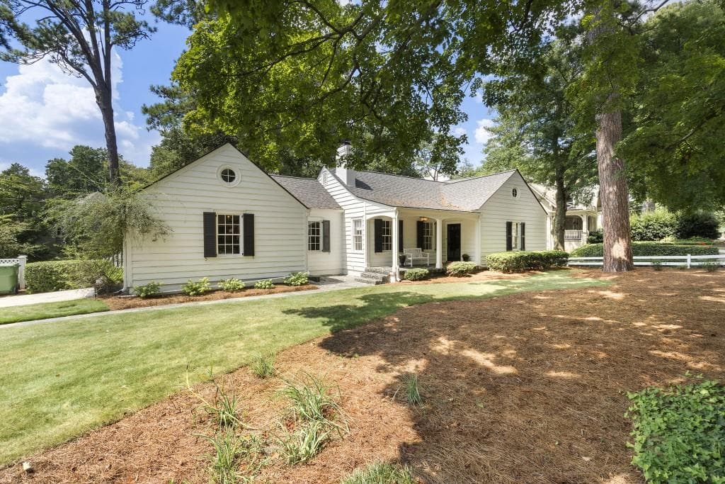 4 bedroom, 4 bathroom, 3,325 sq ft single family residence under contract at 835 Glenbrook Drive, Atlanta, GA 30318 — photo 2