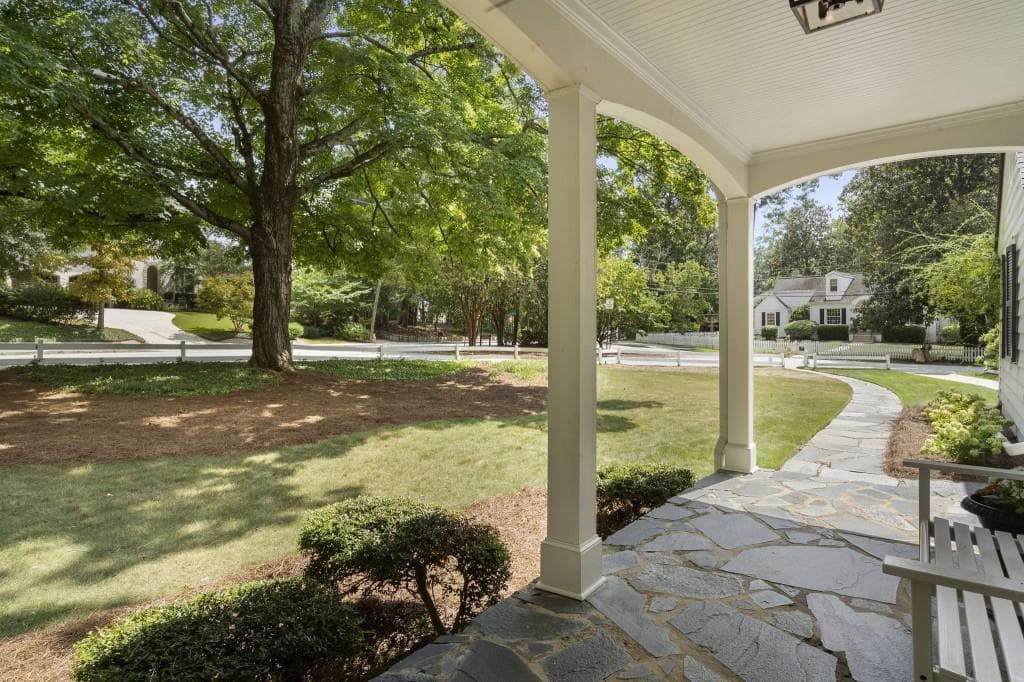 4 bedroom, 4 bathroom, 3,325 sq ft single family residence under contract at 835 Glenbrook Drive, Atlanta, GA 30318 — photo 4