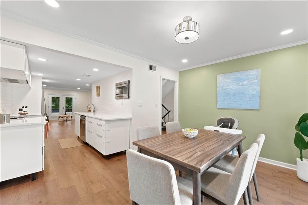 3 bedroom, 4 bathroom, 1,982 sq ft townhouse for sale at 8 Ivy Ridge, Atlanta, GA 30342 — photo 2