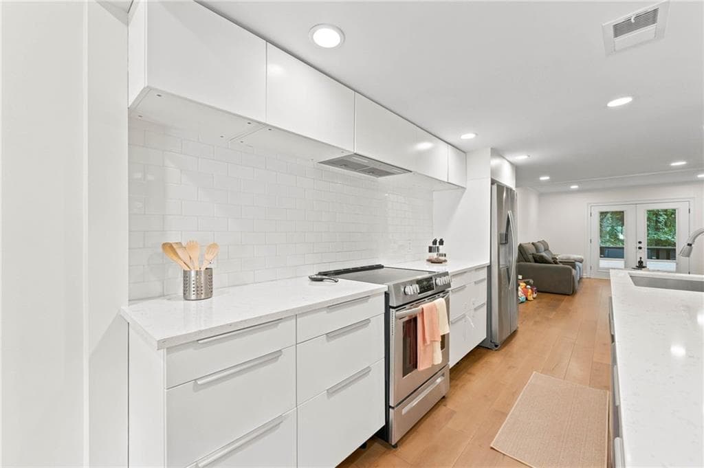 3 bedroom, 4 bathroom, 1,982 sq ft townhouse for sale at 8 Ivy Ridge, Atlanta, GA 30342 — photo 1 of 53